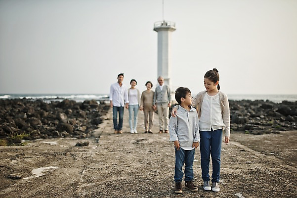 포토 JPG 주간 전신 여자 할아버지 노년 남자 딸 아들 할머니 어린이 가족 엄마 손자 손녀 대가족 등대 서기 여러명 성인 야외 앞모습 아웃포커스 10대 30대 제주도 화목 한국인 가족라이프 아빠 60대 며느리 표선해변 국내포토 자연요소 라이프스타일 뷰포인트 다수 컨셉 관계 모션 청소년 한국 촬영기법 사람 동양인 해변 장년 손주 파일형식
