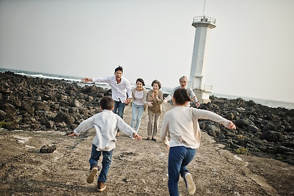 포토 JPG 주간 여자 할아버지 노년 남자 딸 아들 할머니 어린이 가족 엄마 손자 손녀 대가족 등대 서기 여러명 성인 야외 앞모습 뒷모습 10대 30대 달리기 제주도 화목 한국인 가족라이프 아빠 60대 며느리 표선해변 국내포토 자연요소 라이프스타일 뷰포인트 다수 컨셉 관계 모션 청소년 한국 사람 동양인 해변 장년 손주 파일형식