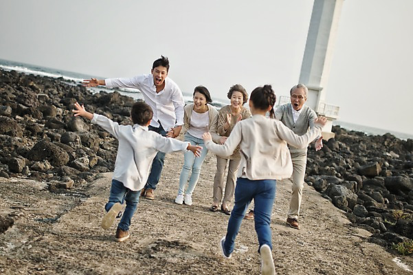 포토 JPG 주간 전신 여자 할아버지 노년 남자 딸 아들 할머니 어린이 가족 엄마 손자 손녀 대가족 등대 서기 여러명 성인 야외 앞모습 뒷모습 10대 30대 달리기 제주도 화목 한국인 가족라이프 아빠 60대 며느리 표선해변 국내포토 자연요소 라이프스타일 뷰포인트 다수 컨셉 관계 모션 청소년 한국 사람 동양인 해변 장년 손주 파일형식
