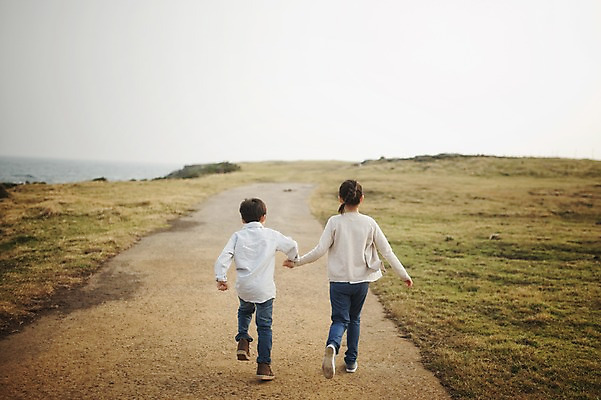 포토 JPG 주간 전신 여자 남자 어린이 가족 남매 야외 두명 뒷모습 10대 제주도 걷기 손잡기 화목 다정 한국인 가족라이프 어린이만 신천목장 국내포토 자연요소 라이프스타일 뷰포인트 컨셉 관계 모션 청소년 한국 사람 동양인 목장 파일형식