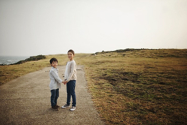 포토 JPG 주간 전신 여자 남자 어린이 가족 남매 야외 두명 뒷모습 10대 제주도 걷기 손잡기 화목 다정 한국인 가족라이프 뒤돌아보기 어린이만 신천목장 국내포토 자연요소 라이프스타일 뷰포인트 컨셉 관계 모션 청소년 한국 사람 동양인 목장 파일형식
