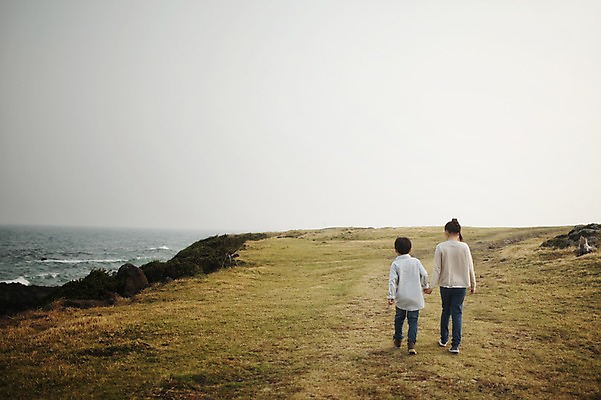 포토 JPG 주간 전신 여자 남자 어린이 가족 남매 야외 두명 뒷모습 10대 제주도 걷기 손잡기 화목 다정 한국인 가족라이프 어린이만 신천목장 국내포토 자연요소 라이프스타일 뷰포인트 컨셉 관계 모션 청소년 한국 사람 동양인 목장 파일형식