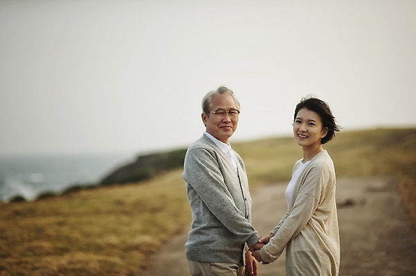 포토 JPG 주간 여자 할아버지 노년 남자 가족 서기 미소 상반신 성인 야외 두명 옆모습 30대 제주도 손잡기 화목 한국인 가족라이프 아빠 60대 며느리 시아버지 성인만 신천목장 국내포토 자연요소 라이프스타일 뷰포인트 컨셉 관계 모션 한국 표정 사람 동양인 장년 목장 파일형식 시부모님