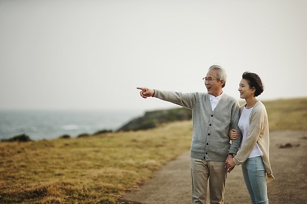 포토 JPG 주간 여자 할아버지 노년 남자 가족 서기 미소 상반신 성인 야외 두명 옆모습 30대 제주도 손잡기 화목 한국인 가리킴 가족라이프 아빠 60대 며느리 시아버지 성인만 신천목장 국내포토 자연요소 라이프스타일 뷰포인트 컨셉 관계 모션 한국 표정 사람 동양인 손짓 장년 목장 파일형식 시부모님
