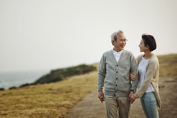 포토 JPG 주간 여자 할아버지 노년 남자 가족 서기 미소 상반신 성인 야외 두명 앞모습 옆모습 30대 제주도 손잡기 화목 한국인 가족라이프 아빠 60대 며느리 시아버지 성인만 신천목장 국내포토 자연요소 라이프스타일 뷰포인트 컨셉 관계 모션 한국 표정 사람 동양인 장년 목장 파일형식 시부모님