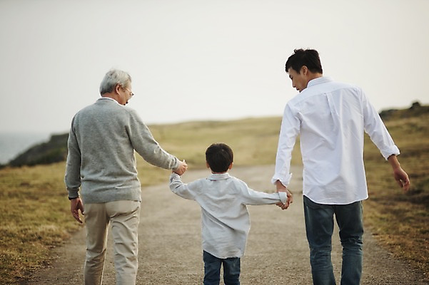 포토 JPG 주간 할아버지 노년 남자 아들 어린이 가족 손자 대가족 상반신 성인 야외 뒷모습 세명 30대 제주도 걷기 손잡기 화목 한국인 가족라이프 아빠 60대 삼대 부자3대 남자만 신천목장 국내포토 자연요소 라이프스타일 뷰포인트 컨셉 관계 모션 한국 사람 동양인 장년 목장 손주 파일형식