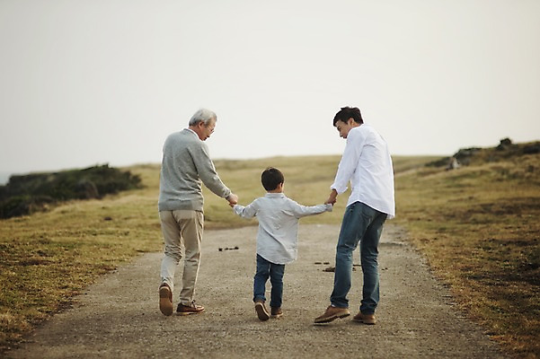 포토 JPG 주간 전신 할아버지 노년 남자 아들 어린이 가족 손자 대가족 성인 야외 뒷모습 세명 30대 제주도 걷기 손잡기 화목 한국인 가족라이프 아빠 60대 삼대 부자3대 남자만 신천목장 국내포토 자연요소 라이프스타일 뷰포인트 컨셉 관계 모션 한국 사람 동양인 장년 목장 손주 파일형식