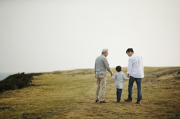 포토 JPG 주간 전신 할아버지 노년 남자 아들 어린이 가족 손자 대가족 성인 야외 뒷모습 세명 30대 제주도 걷기 손잡기 화목 한국인 가족라이프 아빠 60대 삼대 부자3대 남자만 신천목장 국내포토 자연요소 라이프스타일 뷰포인트 컨셉 관계 모션 한국 사람 동양인 장년 목장 손주 파일형식