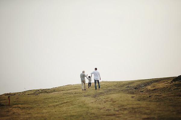 포토 JPG 주간 전신 할아버지 노년 남자 아들 어린이 가족 손자 대가족 성인 야외 뒷모습 세명 30대 제주도 걷기 손잡기 화목 한국인 가족라이프 아빠 60대 삼대 부자3대 남자만 신천목장 국내포토 자연요소 라이프스타일 뷰포인트 컨셉 관계 모션 한국 사람 동양인 장년 목장 손주 파일형식