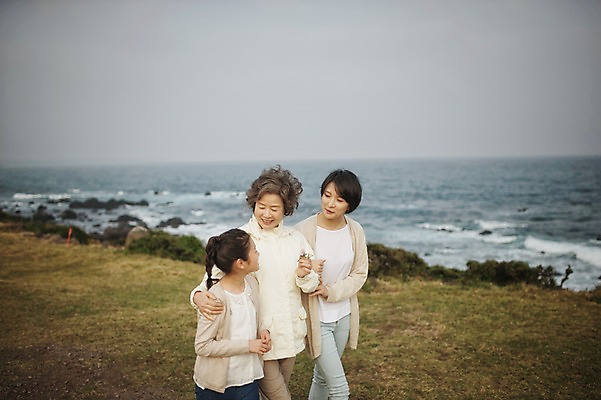 포토 JPG 주간 여자 노년 딸 할머니 어린이 가족 엄마 손녀 대가족 미소 상반신 성인 야외 앞모습 10대 세명 30대 제주도 걷기 손잡기 화목 한국인 가족라이프 60대 삼대 며느리 여자만 신천목장 국내포토 자연요소 라이프스타일 뷰포인트 컨셉 관계 모션 청소년 한국 표정 사람 동양인 장년 목장 손주 파일형식