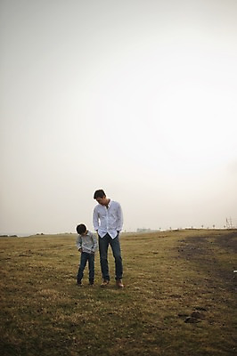 포토 JPG 주간 전신 남자 아들 어린이 가족 서기 성인 야외 두명 앞모습 30대 제주도 화목 한국인 가족라이프 아빠 주머니손 부자지간 남자만 신천목장 국내포토 자연요소 라이프스타일 뷰포인트 컨셉 관계 모션 한국 사람 동양인 장년 목장 파일형식