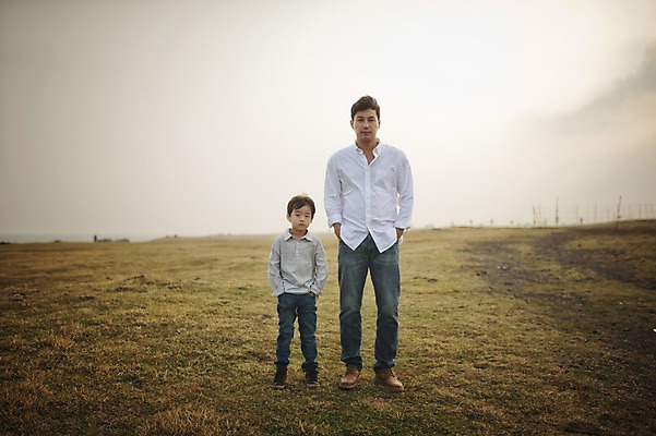 포토 JPG 주간 전신 남자 아들 어린이 가족 서기 성인 야외 두명 앞모습 30대 제주도 화목 한국인 가족라이프 아빠 주머니손 부자지간 남자만 신천목장 국내포토 자연요소 라이프스타일 뷰포인트 컨셉 관계 모션 한국 사람 동양인 장년 목장 파일형식