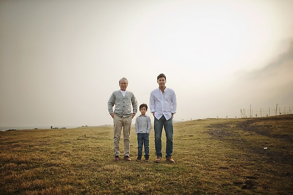 포토 JPG 주간 전신 할아버지 노년 남자 아들 어린이 가족 서기 성인 야외 앞모습 세명 30대 제주도 한국인 가족라이프 아빠 60대 삼대 주머니손 부자3대 부자지간 남자만 신천목장 국내포토 자연요소 라이프스타일 뷰포인트 관계 모션 한국 사람 동양인 장년 목장 파일형식