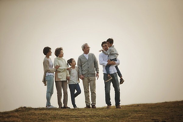 포토 JPG 주간 전신 여자 할아버지 노년 남자 딸 아들 할머니 어린이 가족 엄마 손자 손녀 대가족 서기 여러명 성인 야외 앞모습 10대 30대 제주도 화목 한국인 가족라이프 아빠 60대 언덕 며느리 신천목장 국내포토 자연요소 라이프스타일 뷰포인트 다수 컨셉 관계 모션 청소년 한국 사람 동양인 장년 목장 손주 파일형식