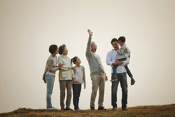 포토 JPG 주간 전신 여자 할아버지 노년 남자 딸 아들 할머니 어린이 가족 엄마 손자 손녀 대가족 서기 여러명 성인 야외 앞모습 10대 30대 제주도 화목 한국인 가족라이프 아빠 60대 언덕 며느리 신천목장 국내포토 자연요소 라이프스타일 뷰포인트 다수 컨셉 관계 모션 청소년 한국 사람 동양인 장년 목장 손주 파일형식