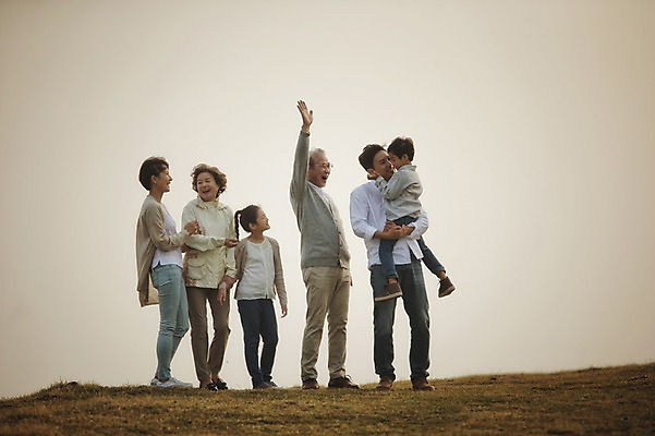 포토 JPG 주간 전신 여자 할아버지 노년 남자 딸 아들 할머니 어린이 가족 엄마 손자 손녀 대가족 서기 여러명 성인 야외 앞모습 10대 30대 제주도 화목 한국인 가족라이프 아빠 60대 언덕 며느리 신천목장 국내포토 자연요소 라이프스타일 뷰포인트 다수 컨셉 관계 모션 청소년 한국 사람 동양인 장년 목장 손주 파일형식