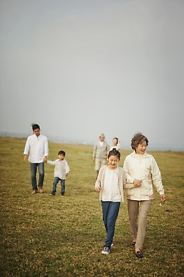 포토 JPG 주간 전신 여자 할아버지 노년 남자 딸 아들 할머니 어린이 가족 엄마 손자 손녀 대가족 초원 여러명 성인 야외 앞모습 10대 30대 제주도 걷기 손잡기 화목 한국인 가족라이프 아빠 60대 며느리 신천목장 국내포토 자연요소 라이프스타일 뷰포인트 다수 컨셉 관계 모션 청소년 한국 사람 동양인 장년 목장 손주 파일형식