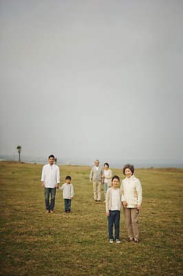 포토 JPG 주간 전신 여자 할아버지 노년 남자 딸 아들 할머니 어린이 가족 엄마 손자 손녀 대가족 서기 초원 여러명 성인 야외 앞모습 10대 30대 제주도 손잡기 화목 한국인 가족라이프 아빠 60대 며느리 신천목장 국내포토 자연요소 라이프스타일 뷰포인트 다수 컨셉 관계 모션 청소년 한국 사람 동양인 장년 목장 손주 파일형식
