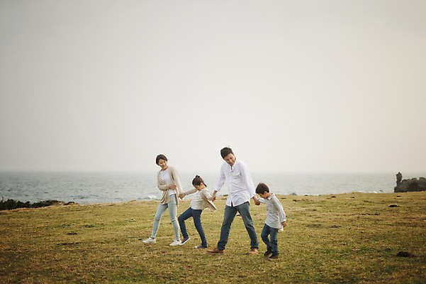 포토 JPG 주간 전신 여자 남자 딸 아들 어린이 가족 엄마 초원 여러명 성인 야외 옆모습 10대 30대 부모 제주도 손잡기 화목 한국인 가족라이프 아빠 핵가족 신천목장 국내포토 자연요소 라이프스타일 뷰포인트 다수 컨셉 관계 모션 청소년 한국 사람 동양인 장년 목장 파일형식