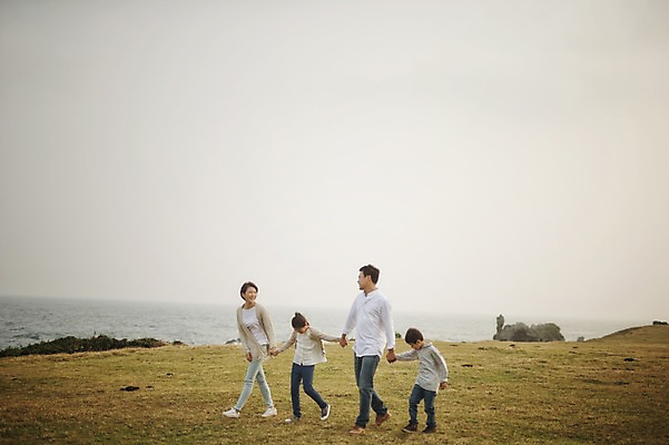 포토 JPG 주간 전신 여자 남자 딸 아들 어린이 가족 엄마 초원 여러명 성인 야외 앞모습 10대 30대 부모 제주도 걷기 손잡기 화목 한국인 가족라이프 아빠 핵가족 신천목장 국내포토 자연요소 라이프스타일 뷰포인트 다수 컨셉 관계 모션 청소년 한국 사람 동양인 장년 목장 파일형식