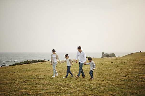 포토 JPG 주간 전신 여자 남자 딸 아들 어린이 가족 엄마 초원 여러명 성인 야외 앞모습 10대 30대 부모 제주도 걷기 손잡기 화목 한국인 가족라이프 아빠 핵가족 신천목장 국내포토 자연요소 라이프스타일 뷰포인트 다수 컨셉 관계 모션 청소년 한국 사람 동양인 장년 목장 파일형식