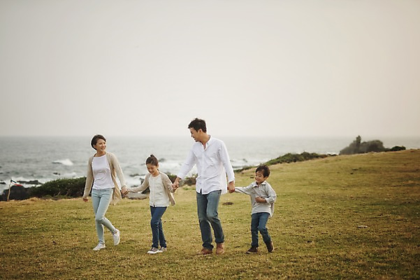 포토 JPG 주간 전신 여자 남자 딸 아들 어린이 가족 엄마 초원 여러명 성인 야외 앞모습 10대 30대 부모 제주도 걷기 손잡기 화목 한국인 가족라이프 아빠 핵가족 신천목장 국내포토 자연요소 라이프스타일 뷰포인트 다수 컨셉 관계 모션 청소년 한국 사람 동양인 장년 목장 파일형식