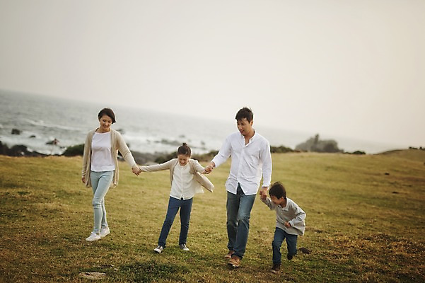 포토 JPG 주간 전신 여자 남자 딸 아들 어린이 가족 엄마 초원 여러명 성인 야외 앞모습 10대 30대 부모 제주도 걷기 손잡기 화목 한국인 가족라이프 아빠 핵가족 신천목장 국내포토 자연요소 라이프스타일 뷰포인트 다수 컨셉 관계 모션 청소년 한국 사람 동양인 장년 목장 파일형식
