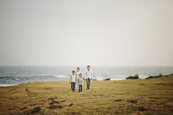 포토 JPG 주간 전신 여자 남자 딸 아들 어린이 가족 엄마 초원 여러명 성인 야외 앞모습 10대 30대 부모 제주도 걷기 손잡기 화목 한국인 가족라이프 아빠 핵가족 신천목장 국내포토 자연요소 라이프스타일 뷰포인트 다수 컨셉 관계 모션 청소년 한국 사람 동양인 장년 목장 파일형식