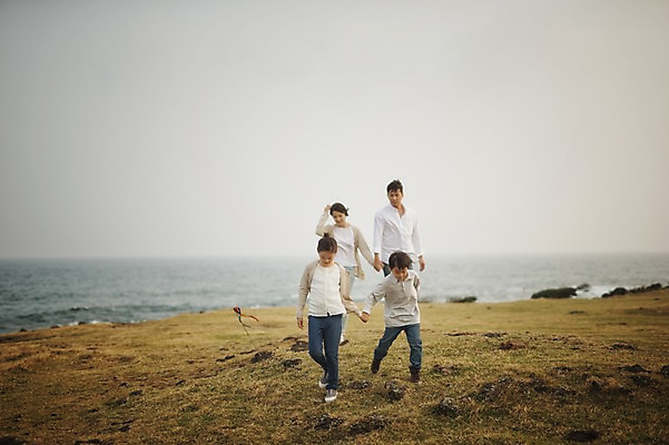 포토 JPG 주간 전신 여자 남자 딸 아들 어린이 가족 엄마 초원 여러명 성인 야외 앞모습 10대 30대 부모 제주도 걷기 손잡기 화목 한국인 가족라이프 아빠 핵가족 신천목장 국내포토 자연요소 라이프스타일 뷰포인트 다수 컨셉 관계 모션 청소년 한국 사람 동양인 장년 목장 파일형식