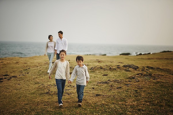 포토 JPG 주간 전신 여자 남자 딸 아들 어린이 가족 엄마 초원 여러명 성인 야외 앞모습 10대 30대 부모 제주도 걷기 손잡기 화목 한국인 가족라이프 아빠 핵가족 신천목장 국내포토 자연요소 라이프스타일 뷰포인트 다수 컨셉 관계 모션 청소년 한국 사람 동양인 장년 목장 파일형식