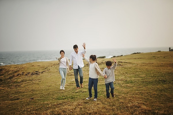 포토 JPG 주간 전신 여자 남자 딸 아들 어린이 가족 엄마 초원 여러명 성인 야외 앞모습 10대 30대 부모 제주도 걷기 손잡기 화목 한국인 가족라이프 아빠 핵가족 손인사 신천목장 국내포토 자연요소 라이프스타일 뷰포인트 다수 컨셉 관계 모션 청소년 한국 사람 동양인 장년 목장 인사 파일형식