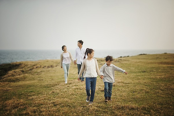 포토 JPG 주간 전신 여자 남자 딸 아들 어린이 가족 엄마 초원 여러명 성인 야외 앞모습 10대 30대 부모 제주도 걷기 손잡기 화목 한국인 가족라이프 아빠 핵가족 신천목장 국내포토 자연요소 라이프스타일 뷰포인트 다수 컨셉 관계 모션 청소년 한국 사람 동양인 장년 목장 파일형식
