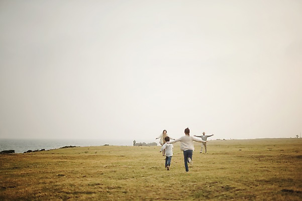 포토 JPG 주간 전신 여자 할아버지 노년 남자 할머니 어린이 가족 손자 손녀 대가족 여러명 야외 앞모습 뒷모습 10대 달리기 제주도 화목 한국인 가족라이프 60대 신천목장 국내포토 자연요소 라이프스타일 뷰포인트 다수 컨셉 관계 모션 청소년 한국 사람 동양인 성인 목장 손주 파일형식