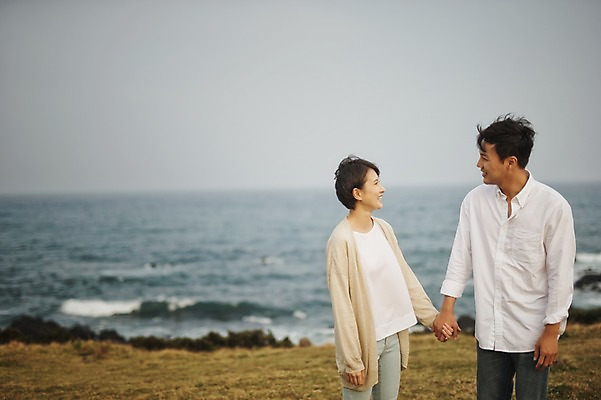 포토 JPG 주간 부부 여자 남자 상반신 성인 야외 두명 앞모습 30대 제주도 마주보기 손잡기 다정 한국인 부부라이프 성인만 신천목장 국내포토 자연요소 라이프스타일 커플 뷰포인트 컨셉 모션 한국 사람 동양인 장년 목장 파일형식