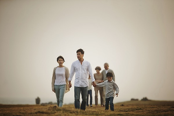 포토 JPG 주간 전신 여자 할아버지 노년 남자 딸 아들 할머니 어린이 가족 엄마 손자 손녀 대가족 여러명 성인 야외 앞모습 10대 30대 제주도 걷기 손잡기 화목 한국인 가족라이프 아빠 60대 며느리 신천목장 국내포토 자연요소 라이프스타일 뷰포인트 다수 컨셉 관계 모션 청소년 한국 사람 동양인 장년 목장 손주 파일형식