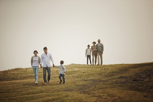 포토 JPG 주간 전신 여자 할아버지 노년 남자 딸 아들 할머니 어린이 가족 엄마 손자 손녀 대가족 여러명 성인 야외 앞모습 10대 30대 제주도 걷기 손잡기 화목 한국인 가족라이프 아빠 60대 언덕 며느리 신천목장 국내포토 자연요소 라이프스타일 뷰포인트 다수 컨셉 관계 모션 청소년 한국 사람 동양인 장년 목장 손주 파일형식