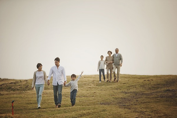 포토 JPG 주간 전신 여자 할아버지 노년 남자 딸 아들 할머니 어린이 가족 엄마 손자 손녀 대가족 여러명 성인 야외 앞모습 10대 30대 제주도 걷기 손잡기 화목 한국인 가족라이프 아빠 60대 언덕 며느리 신천목장 국내포토 자연요소 라이프스타일 뷰포인트 다수 컨셉 관계 모션 청소년 한국 사람 동양인 장년 목장 손주 파일형식