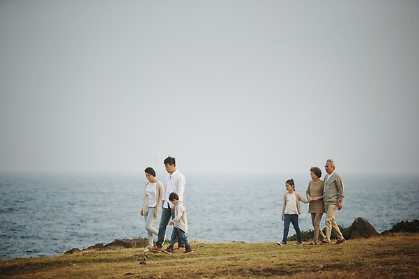 포토 JPG 주간 전신 여자 할아버지 노년 남자 딸 아들 할머니 어린이 가족 엄마 손자 손녀 대가족 여러명 성인 해변 야외 옆모습 10대 30대 제주도 걷기 손잡기 화목 한국인 가족라이프 아빠 60대 며느리 신천목장 국내포토 자연요소 라이프스타일 바다 뷰포인트 다수 컨셉 관계 모션 청소년 한국 사람 동양인 장년 목장 손주 파일형식