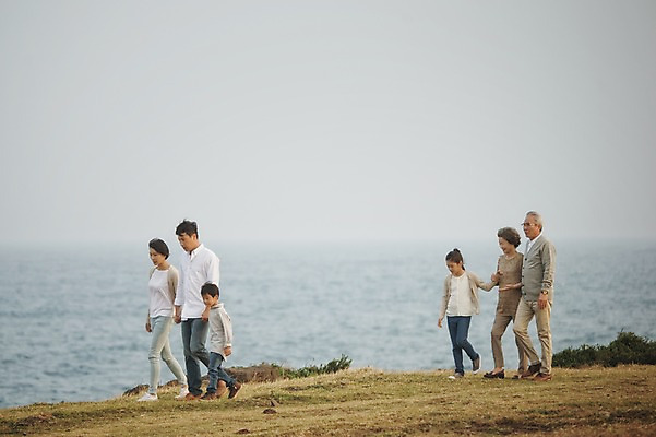 포토 JPG 주간 전신 여자 할아버지 노년 남자 딸 아들 할머니 어린이 가족 엄마 손자 손녀 대가족 여러명 성인 해변 야외 옆모습 10대 30대 제주도 걷기 손잡기 화목 한국인 가족라이프 아빠 60대 며느리 신천목장 국내포토 자연요소 라이프스타일 바다 뷰포인트 다수 컨셉 관계 모션 청소년 한국 사람 동양인 장년 목장 손주 파일형식