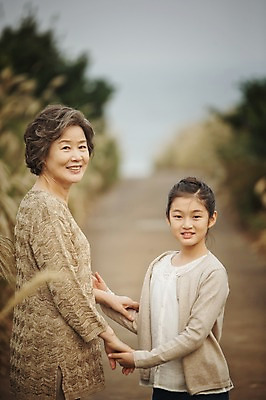 포토 JPG 주간 여자 노년 할머니 어린이 가족 손녀 서기 미소 상반신 야외 두명 옆모습 10대 제주도 손잡기 화목 한국인 가족라이프 60대 억새 여자만 신천목장 국내포토 자연요소 식물 라이프스타일 뷰포인트 컨셉 관계 모션 청소년 한국 표정 사람 동양인 성인 목장 손주 파일형식