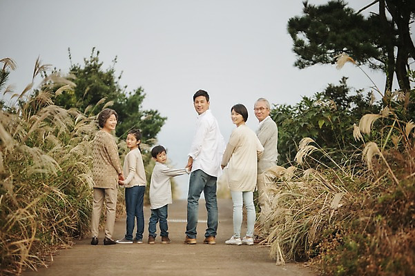 포토 JPG 주간 전신 여자 할아버지 노년 남자 딸 아들 할머니 어린이 가족 엄마 손자 손녀 대가족 여러명 성인 야외 뒷모습 10대 30대 제주도 손잡기 화목 한국인 가족라이프 뒤돌아보기 아빠 60대 며느리 억새 신천목장 국내포토 자연요소 식물 라이프스타일 뷰포인트 다수 컨셉 관계 모션 청소년 한국 사람 동양인 장년 목장 손주 파일형식