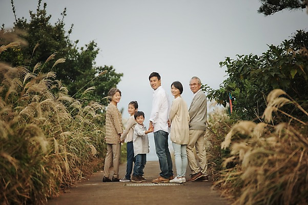 포토 JPG 주간 전신 여자 할아버지 노년 남자 딸 아들 할머니 어린이 가족 엄마 손자 손녀 대가족 여러명 성인 야외 뒷모습 10대 30대 제주도 손잡기 화목 한국인 가족라이프 뒤돌아보기 아빠 60대 며느리 억새 신천목장 국내포토 자연요소 식물 라이프스타일 뷰포인트 다수 컨셉 관계 모션 청소년 한국 사람 동양인 장년 목장 손주 파일형식