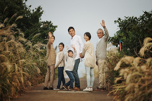 포토 JPG 주간 전신 여자 할아버지 노년 남자 딸 아들 할머니 어린이 가족 엄마 손자 손녀 대가족 여러명 성인 야외 뒷모습 10대 30대 제주도 손잡기 화목 한국인 가족라이프 뒤돌아보기 아빠 60대 며느리 억새 손인사 신천목장 국내포토 자연요소 식물 라이프스타일 뷰포인트 다수 컨셉 관계 모션 청소년 한국 사람 동양인 장년 목장 인사 손주 파일형식