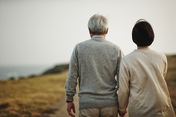 포토 JPG 주간 여자 할아버지 노년 남자 가족 상반신 성인 야외 두명 뒷모습 30대 제주도 걷기 손잡기 화목 다정 한국인 60대 며느리 시아버지 성인만 신천목장 국내포토 자연요소 뷰포인트 컨셉 관계 모션 한국 사람 동양인 장년 목장 파일형식 시부모님