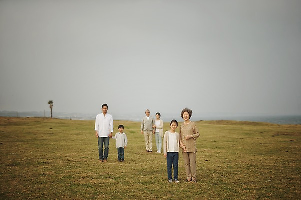 포토 JPG 주간 전신 여자 할아버지 노년 남자 딸 아들 할머니 어린이 가족 엄마 손자 손녀 대가족 서기 초원 여러명 성인 야외 앞모습 10대 30대 제주도 손잡기 화목 한국인 가족라이프 아빠 60대 며느리 신천목장 국내포토 자연요소 라이프스타일 뷰포인트 다수 컨셉 관계 모션 청소년 한국 사람 동양인 장년 목장 손주 파일형식