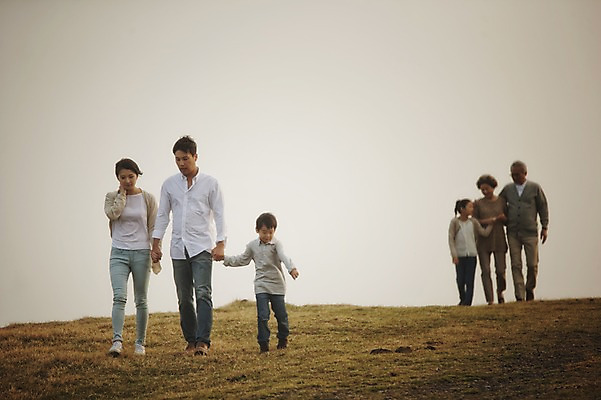 포토 JPG 주간 전신 여자 할아버지 노년 남자 딸 아들 할머니 어린이 가족 엄마 손자 손녀 대가족 여러명 성인 야외 앞모습 10대 30대 제주도 걷기 손잡기 화목 한국인 가족라이프 아빠 60대 언덕 며느리 신천목장 국내포토 자연요소 라이프스타일 뷰포인트 다수 컨셉 관계 모션 청소년 한국 사람 동양인 장년 목장 손주 파일형식