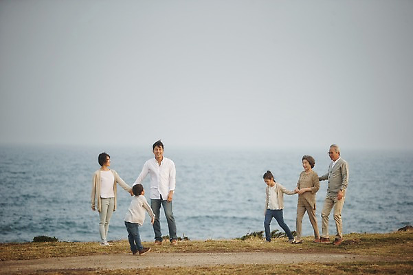 포토 JPG 주간 전신 여자 할아버지 노년 남자 딸 아들 할머니 어린이 가족 엄마 손자 손녀 대가족 여러명 성인 해변 야외 옆모습 10대 30대 제주도 걷기 손잡기 화목 한국인 가족라이프 아빠 60대 며느리 신천목장 국내포토 자연요소 라이프스타일 바다 뷰포인트 다수 컨셉 관계 모션 청소년 한국 사람 동양인 장년 목장 손주 파일형식