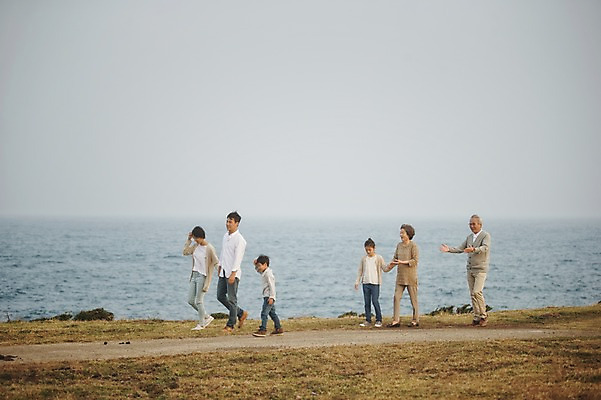 포토 JPG 주간 전신 여자 할아버지 노년 남자 딸 아들 할머니 어린이 가족 엄마 손자 손녀 대가족 여러명 성인 해변 야외 옆모습 10대 30대 제주도 걷기 손잡기 화목 한국인 가족라이프 아빠 60대 며느리 신천목장 국내포토 자연요소 라이프스타일 바다 뷰포인트 다수 컨셉 관계 모션 청소년 한국 사람 동양인 장년 목장 손주 파일형식
