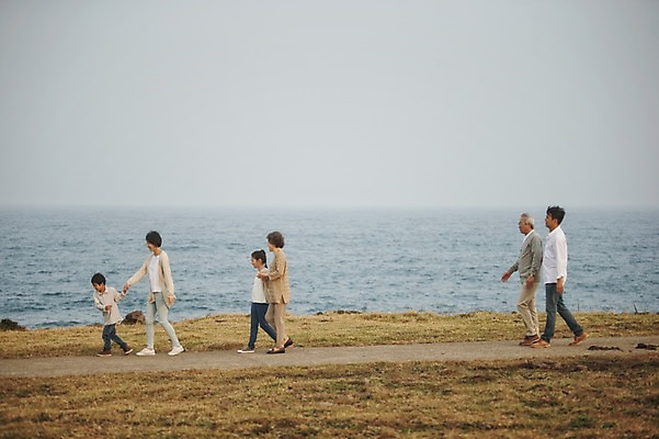 포토 JPG 주간 전신 여자 할아버지 노년 남자 딸 아들 할머니 어린이 가족 엄마 손자 손녀 대가족 여러명 성인 해변 야외 옆모습 10대 30대 제주도 걷기 손잡기 화목 한국인 가족라이프 아빠 60대 며느리 신천목장 국내포토 자연요소 라이프스타일 바다 뷰포인트 다수 컨셉 관계 모션 청소년 한국 사람 동양인 장년 목장 손주 파일형식
