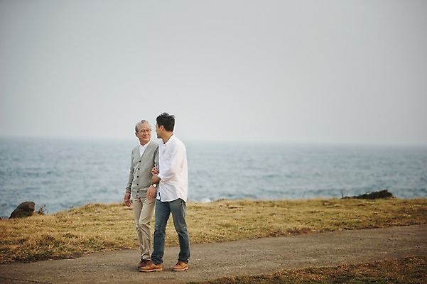 포토 JPG 주간 전신 할아버지 노년 남자 아들 가족 미소 성인 야외 두명 옆모습 30대 제주도 걷기 팔짱 화목 한국인 가족라이프 60대 부자지간 남자만 성인만 신천목장 국내포토 자연요소 라이프스타일 뷰포인트 컨셉 관계 모션 한국 표정 사람 동양인 장년 목장 아빠 파일형식